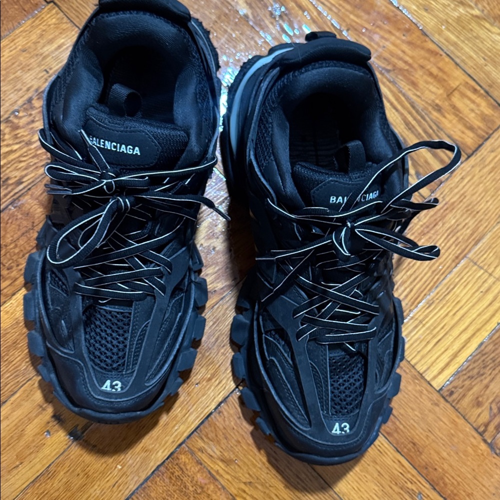 Balenciagas for sale LED size 9 good condition, authentic